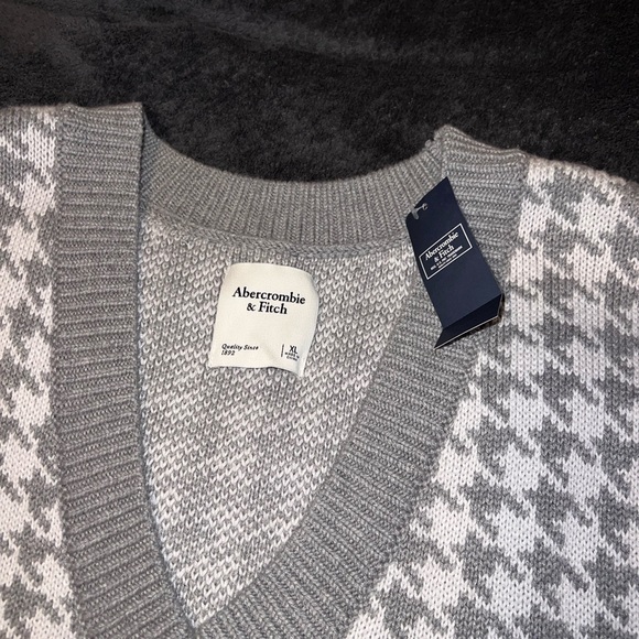 Abercrombie & Fitch Sweater Vest - Picture 2 of 2
